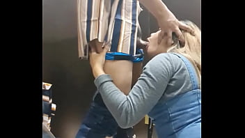 Nag-shopping kami sa fitting room ng mall, biglang sumabog ang libog ni Kumare. Tirik ang mata, basang-basa na!